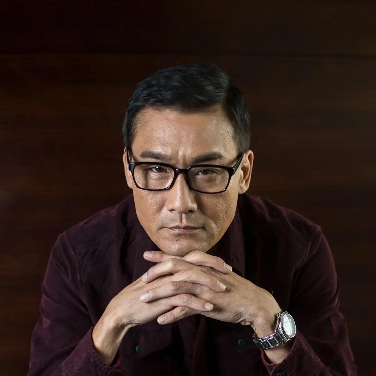 香港为何总对内陆人有偏见？影帝梁家辉道出真相：香港人其实挺可悲的，被英国人统治了