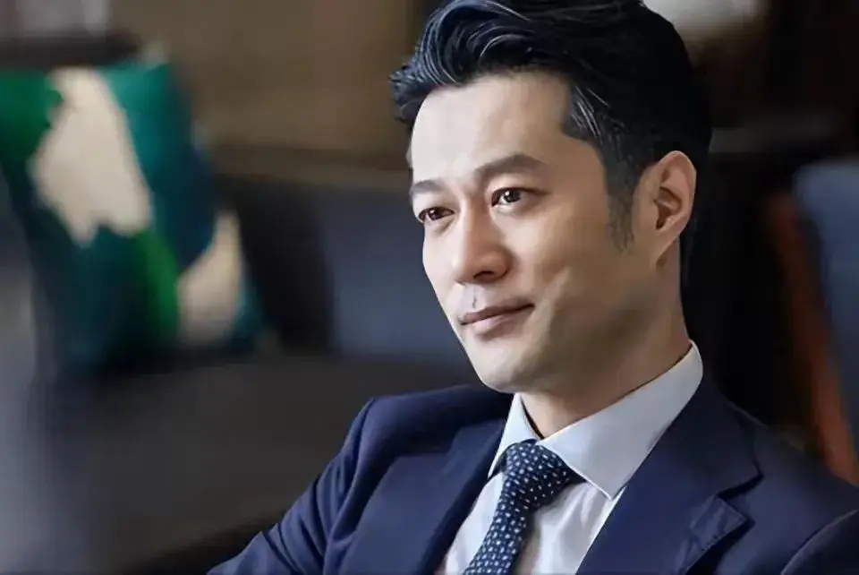 演员谭凯说，很多人都会问我一个问题：54岁了，条件也不算差，怎么就没结婚？这种话