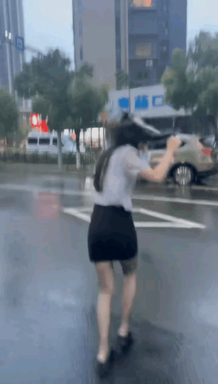 塑料袋套头挡雨，我也这么干过