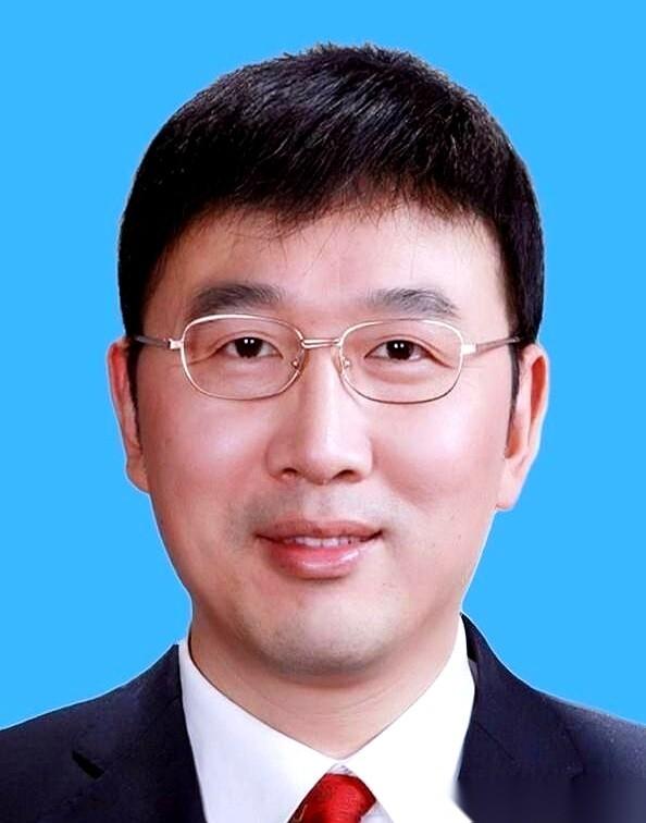 2004年，他从日本回来，一头扎进西部，说要搞个东西，叫“亚波长电磁学”。别人问