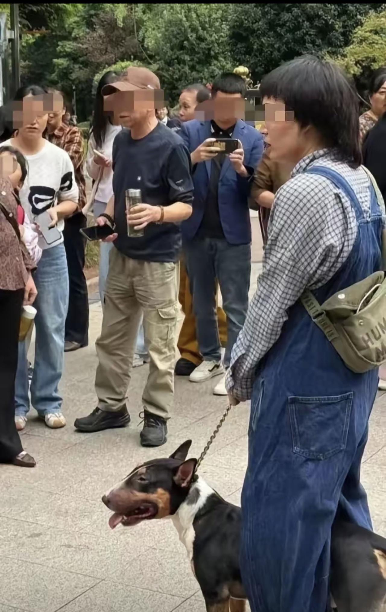 四川眉山那个狗主人，这次真不是赔钱能了事的。​可能要面临刑拘。家属想掏钱和解
