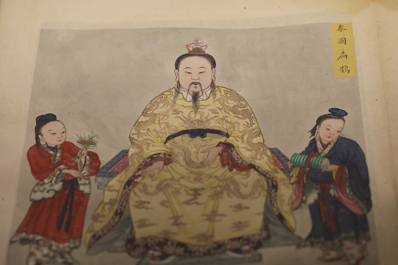 秦始皇的画像，背景是山水画。很多人以为“始皇帝”是他生前就敲定的帝号，其实这是嬴政统一天下后和大臣们