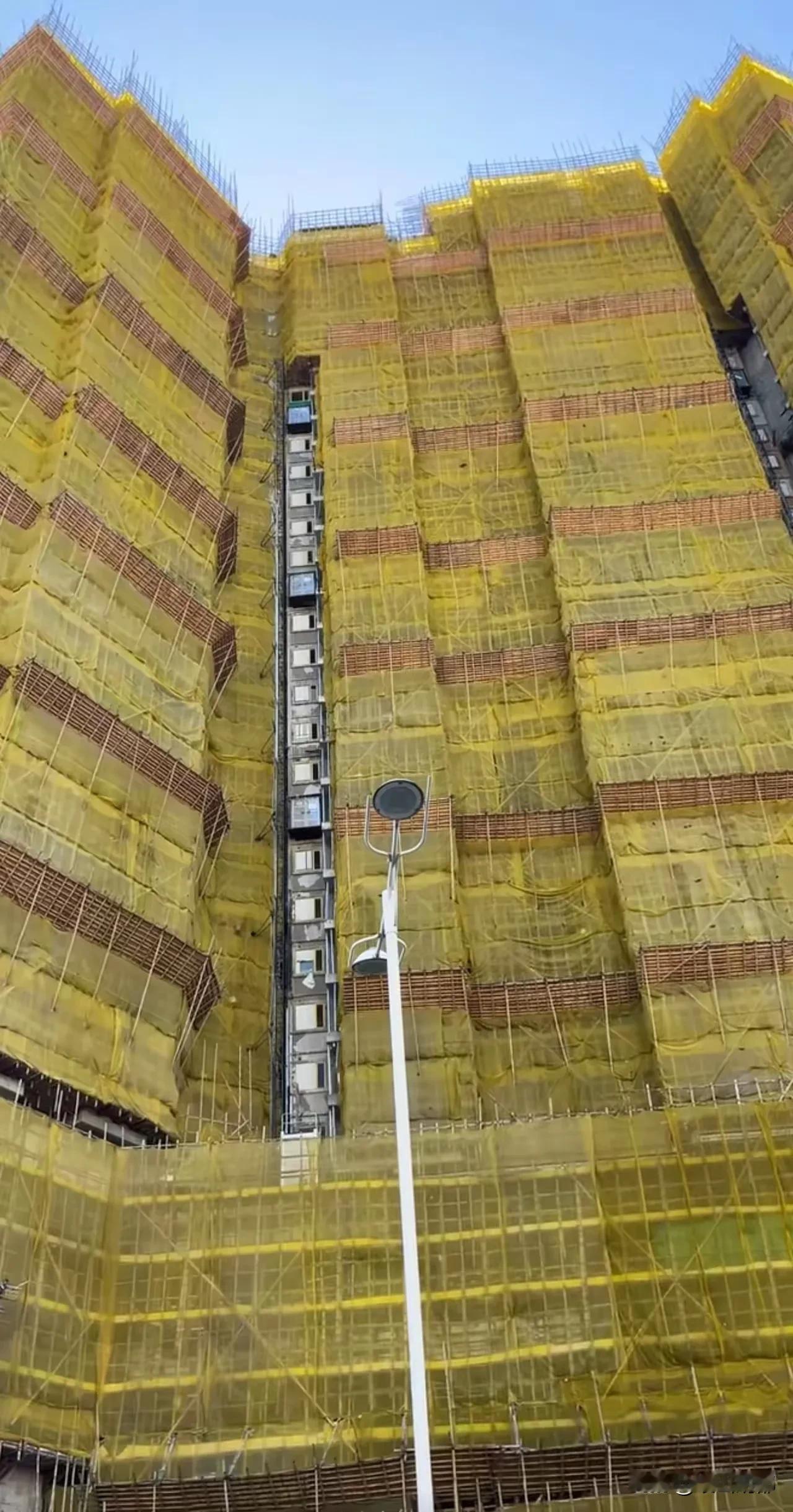 香港这场火为啥烧得这么大、这么惨？看看他们用的脚手架就知道一二了[哭哭]愿逝者安