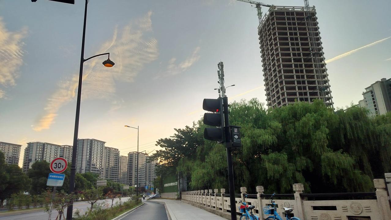 自从儿子辞去市区体制内工作外出打工，我便积极攒钱怂恿老公给儿子买房，那会儿时时想
