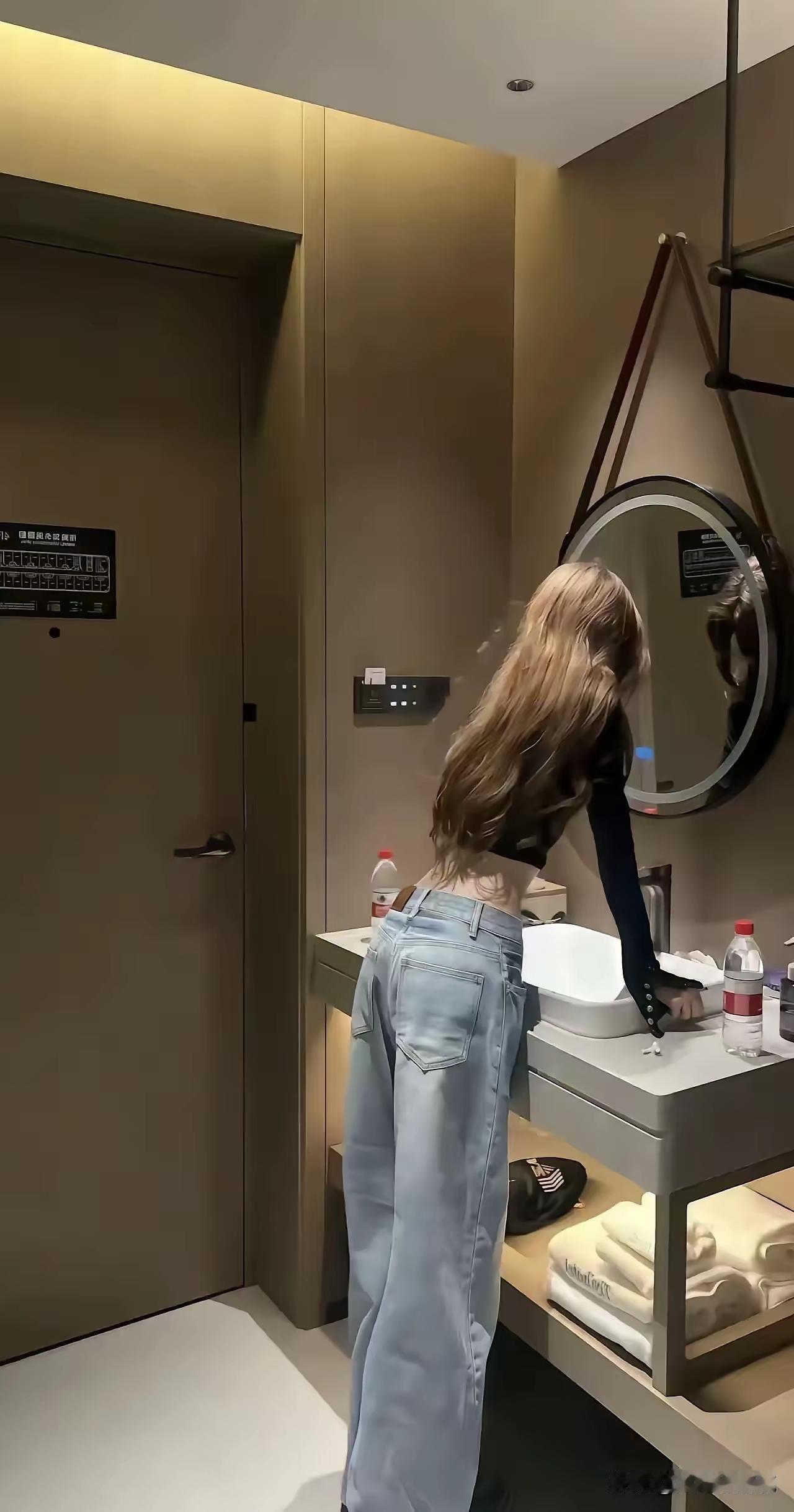 穿哪一套出去逛街好看呀？