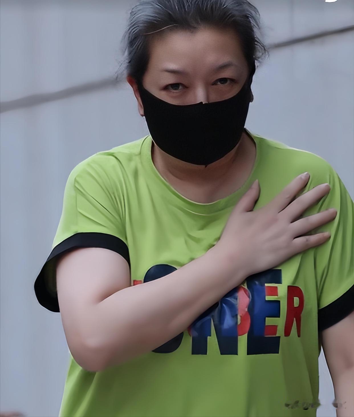 江珊58岁现在这样我真的有点接受不了。这老的也太快了。记得小时候和妈妈一