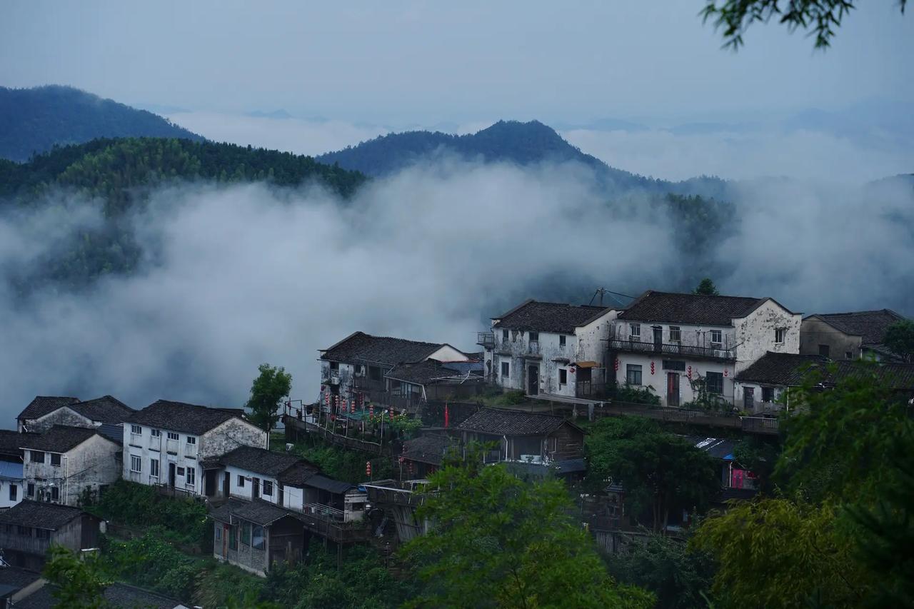 昨天遇到一位学生家长。他们家孩子在班级的排名还算不错，基本都在前10名，可总