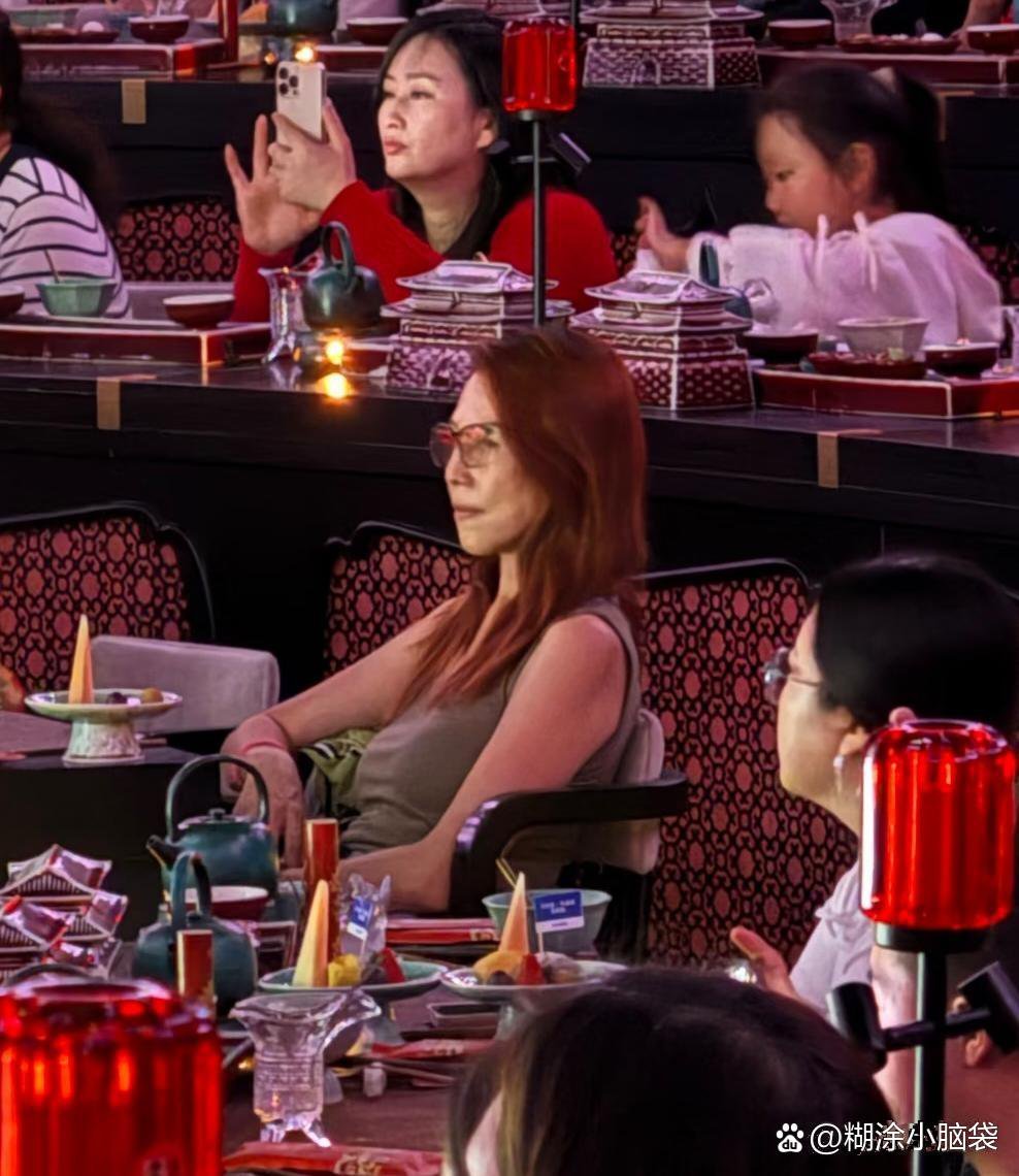53岁蔡少芬在陕西一家剧场看表演，她的脸部素颜，看起来好苍老，皮肤状态不是很好。但她的身材好瘦，非常