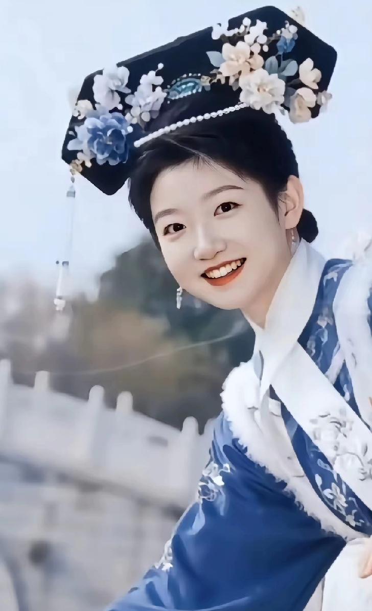 天呐！莎莎换上清宫装扮也太绝了吧，活脱脱从古典画卷里走出来的贵气格格！旗头的装饰
