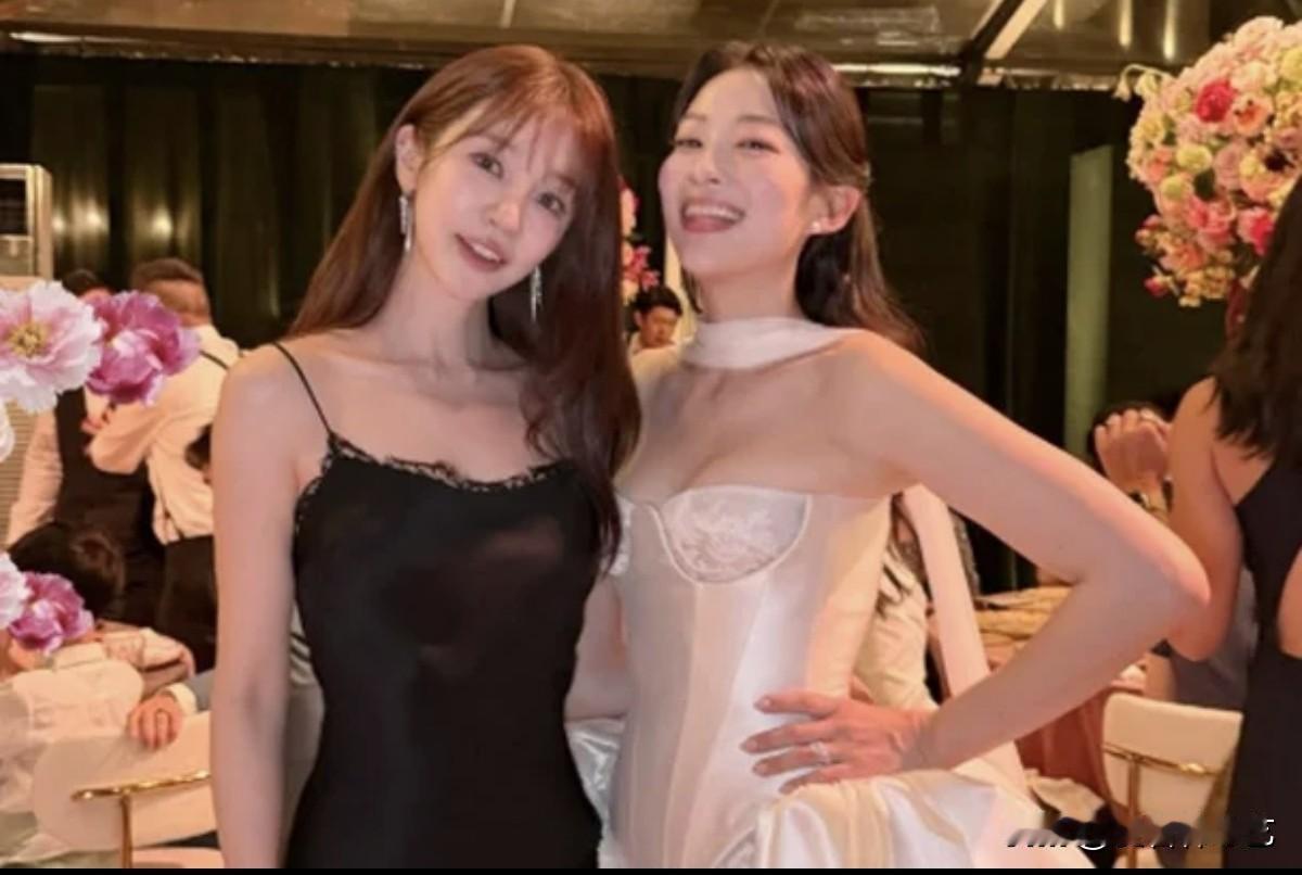 24日，演员尹恩惠在Instagram上发布了多张照片，并配文“美丽的新娘”。