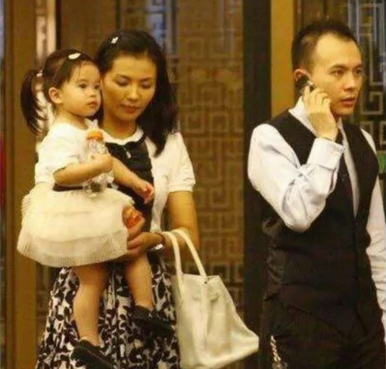 2008年，刘涛生完孩子被推回病房后，丈夫王珂突然四肢抽搐，口吐白沫，接着尿失禁