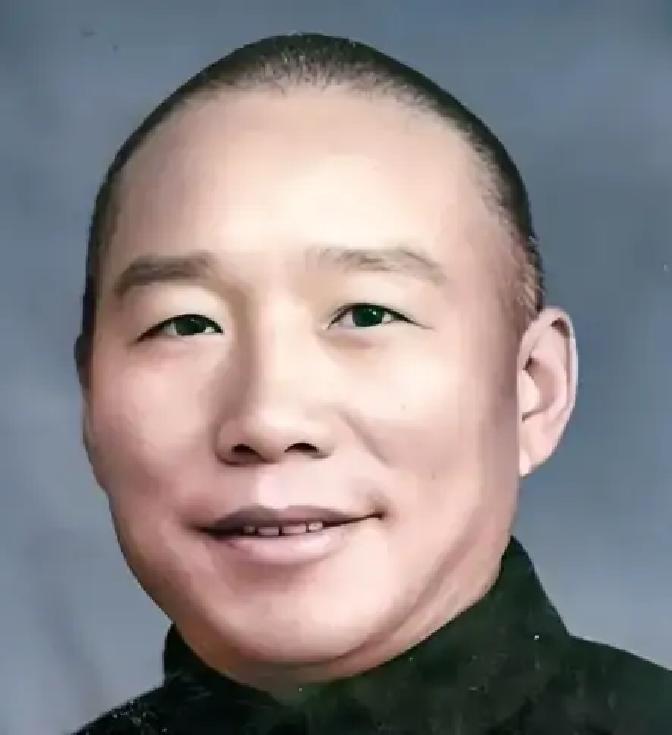 1948年，国军一个伙夫跟大部队走散了，被解放军拦下，战士们看他年纪大，不忍心为