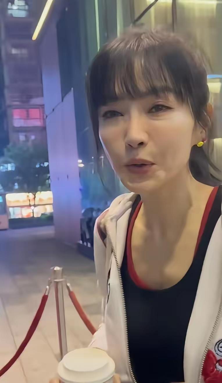 谢金燕“50岁少女”其实是假象。看看她生图的双层眼袋就知道了。还有那双手，这