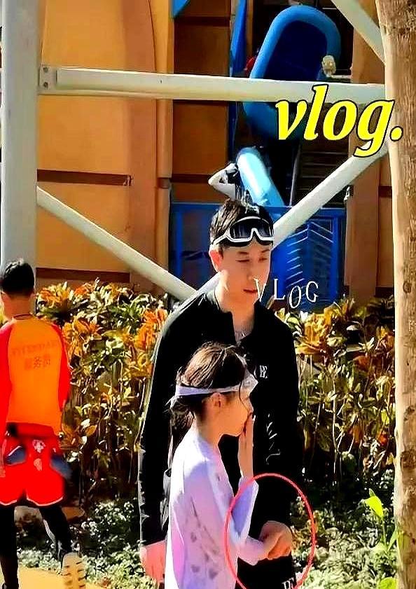 继父被全网夸上热搜？这一幕真没见过。网友镜头比审判庭还严。一开始都等着挑刺