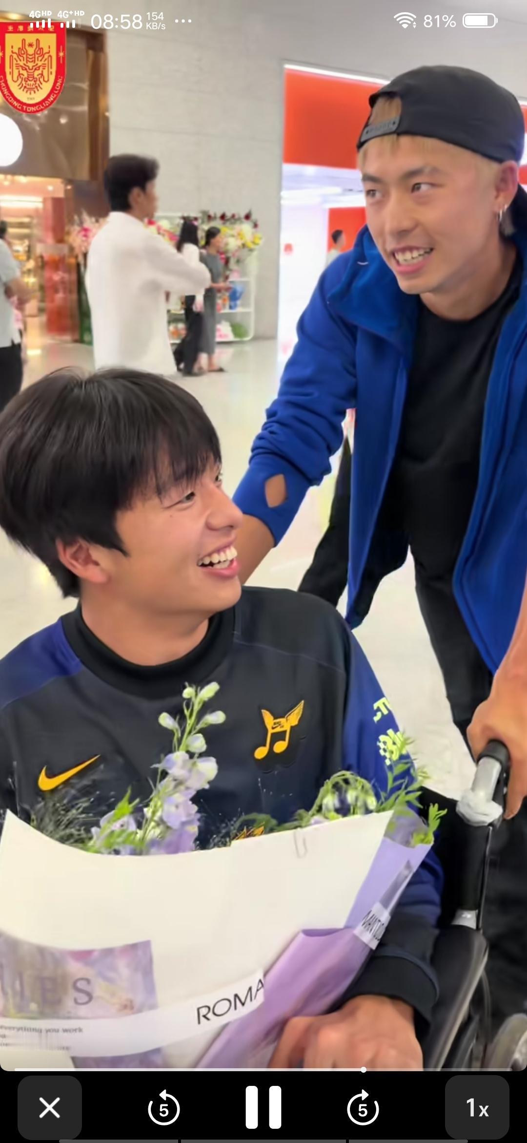 汪士钦出现在机场接从北京治疗回到重庆的前队友李镇全。不知道此举意味着什么。