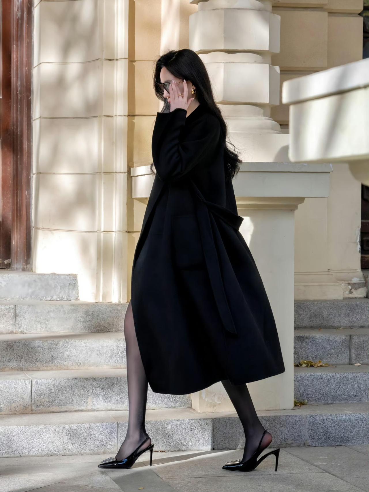 这套全黑叠穿太有“冷艳御姐感”了！长款大衣+西装马甲+短裤的组合，用叠穿层次凸显