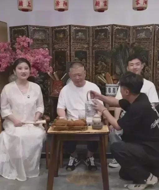 钱隋还有门三又兴奋了！因为他们又找到新点说德云社了……今日，在郭德纲直播时张
