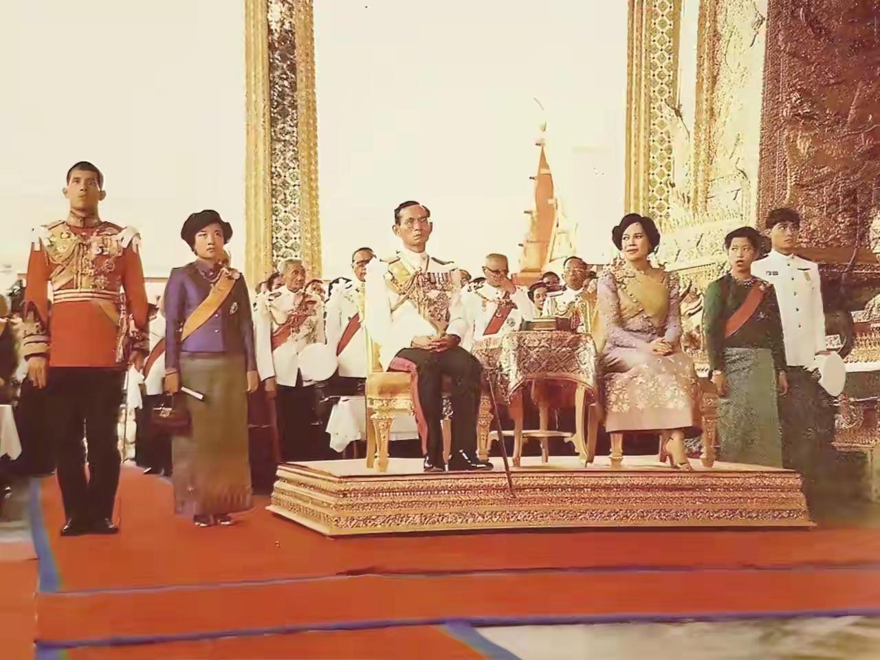 诗丽吉王后一张家庭合影，三对夫妻，年轻的离婚，老的出轨。他们婚姻不幸福都写在脸上