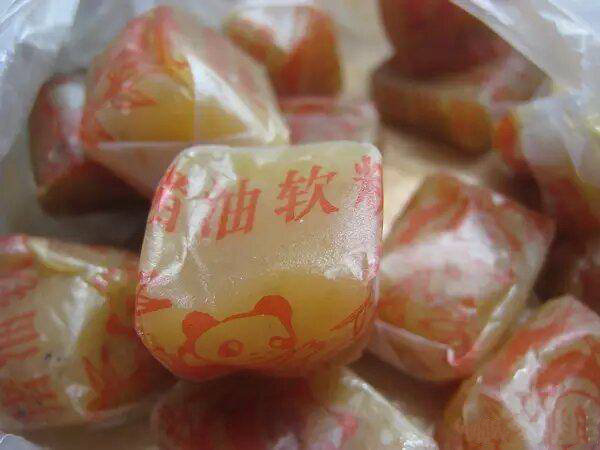 吃过这种糖果的同学，估计年龄都不少了。[并不简单]​​​