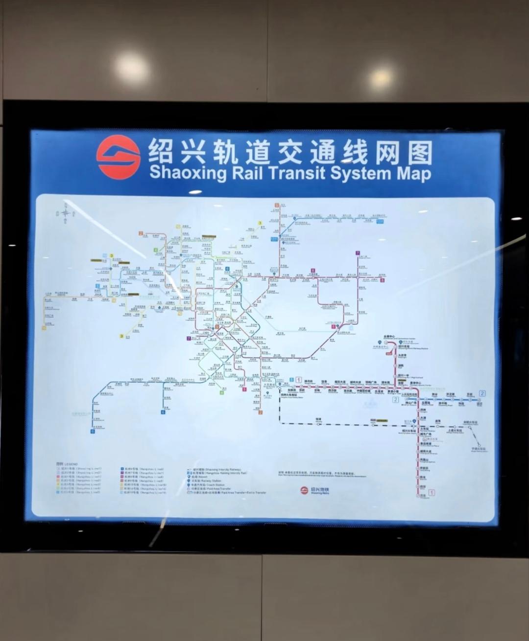 每次旅游路过绍兴，看到地铁线路图总是感觉吃惊。从图上看会误以为比杭州地铁线路还多