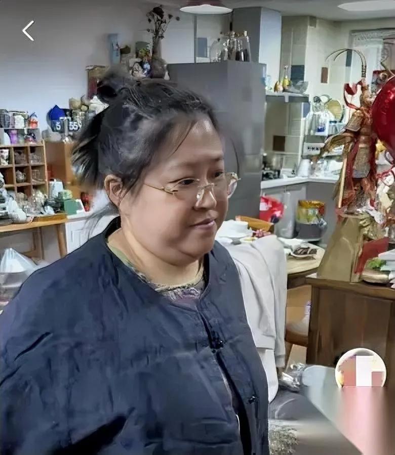 胡老师又买新杯子了!搬家后竟把家变仓库?这位38岁的高知女性,过着让无数
