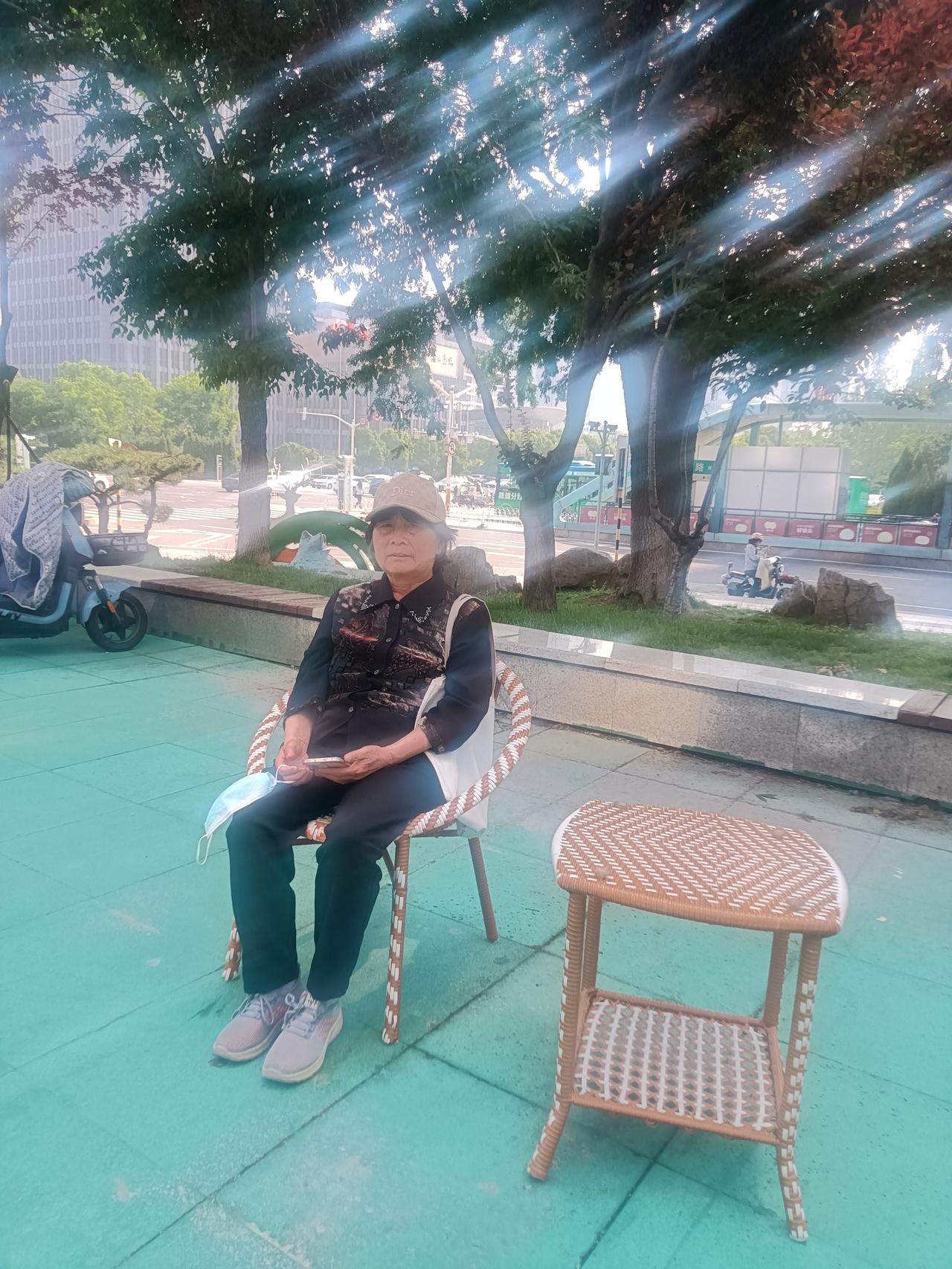 问心无愧藏头诗文/李兴伟问亲问己问穹苍，心怀惭意怎容光。无思无虑无愁绪