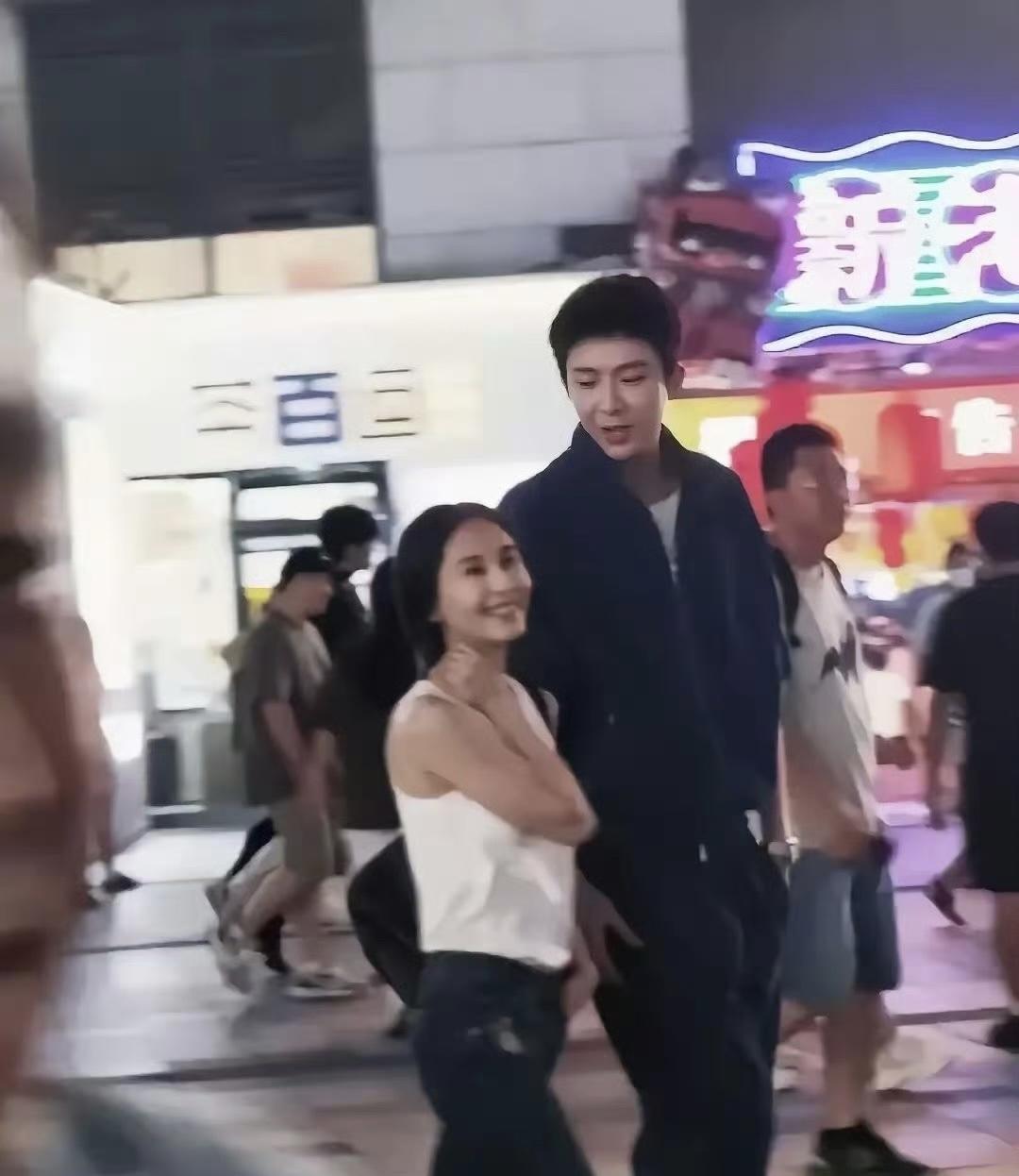 王子文竟然这么娇小，也可能是旁边的男士太高大了。