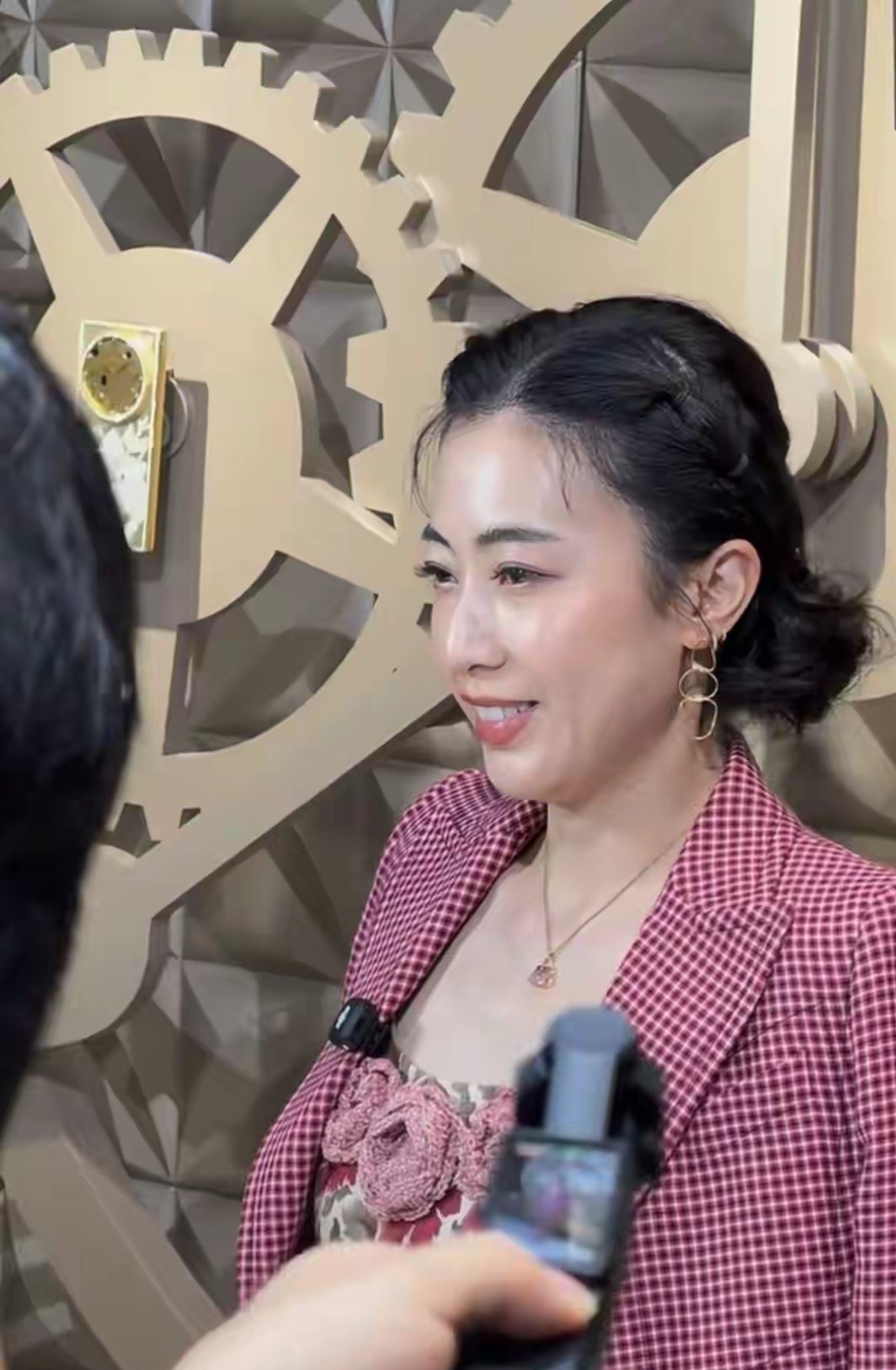 女首富甘比现身上海状态真的很绝，天庭饱满自带福气相，颜值和气场都太在线了。