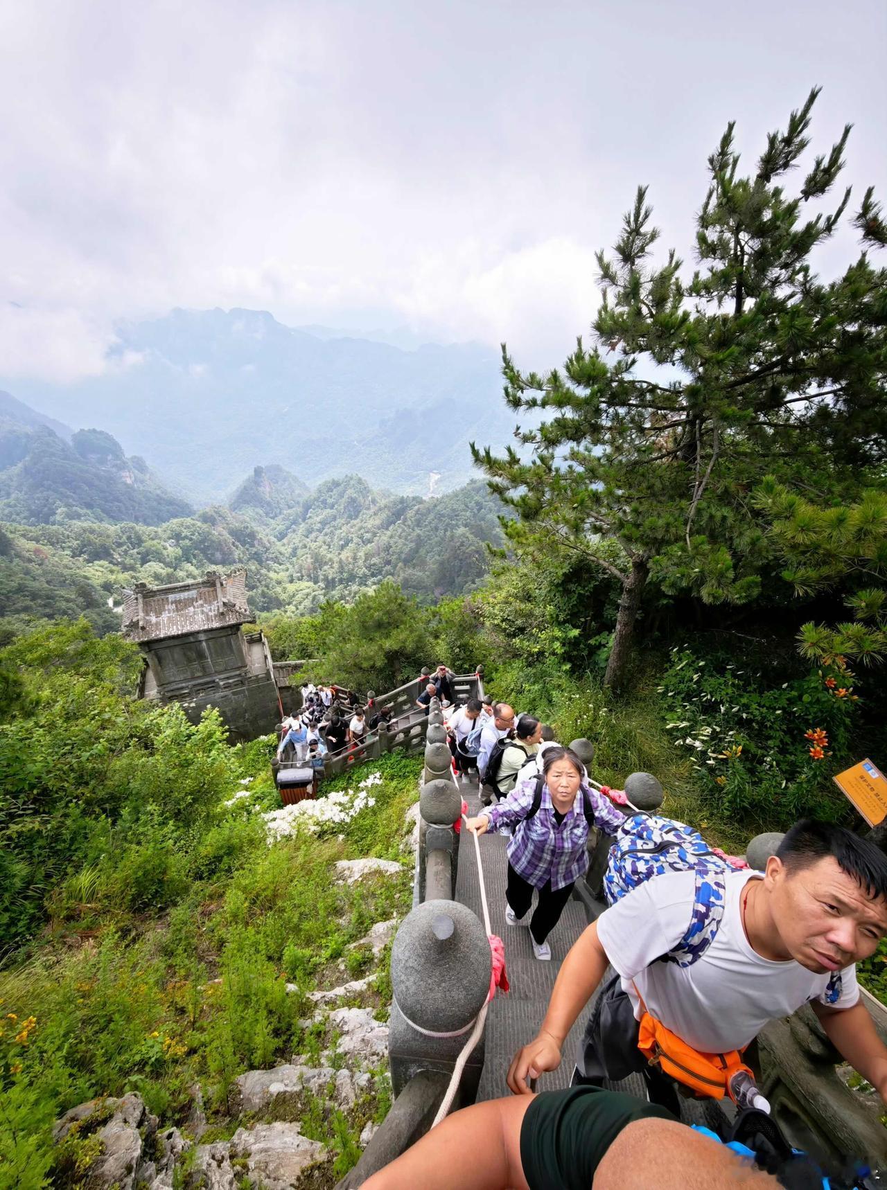 登上向往已久的武当山，终于圆了从小看金庸剧种下的武侠梦！一路拾级攀登虽满身疲惫，