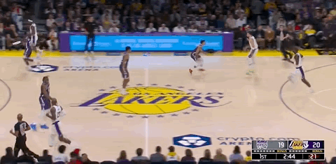 东契奇得注意失误啊！今天，湖人队坐镇主场迎战国王队，他们已经遭遇了三连败，急