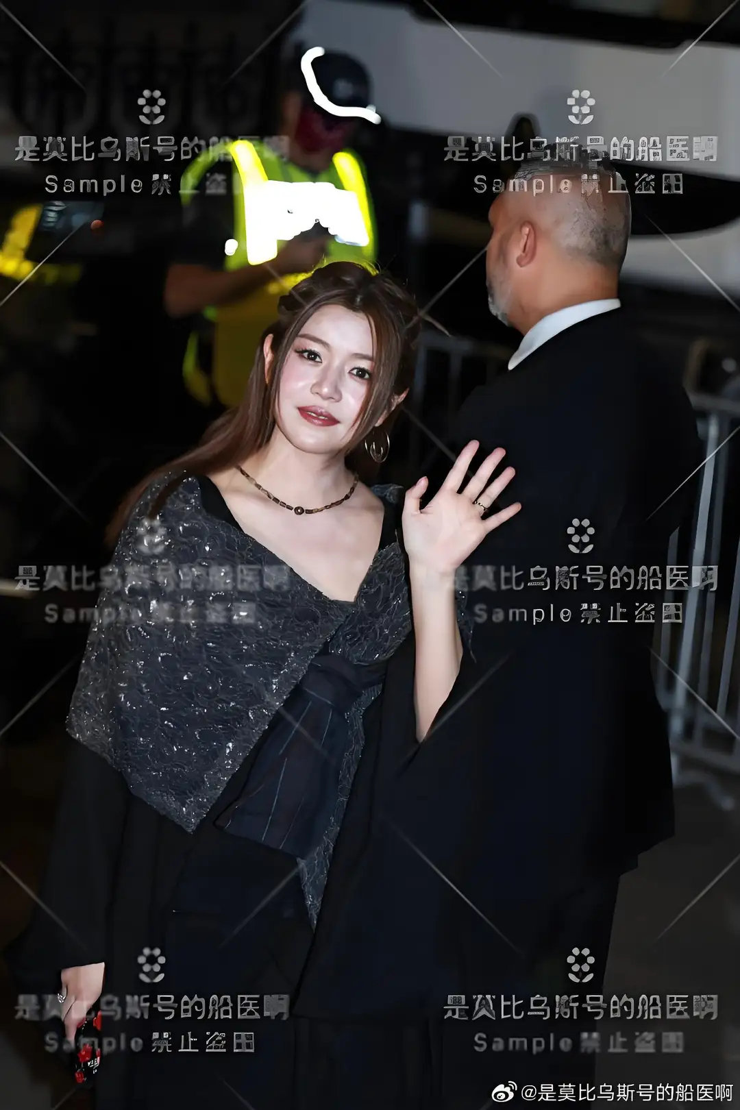 巴黎看秀蓝盈莹、陈妍希同框，一个脸肿脖粗，一个皮肤松弛显老​