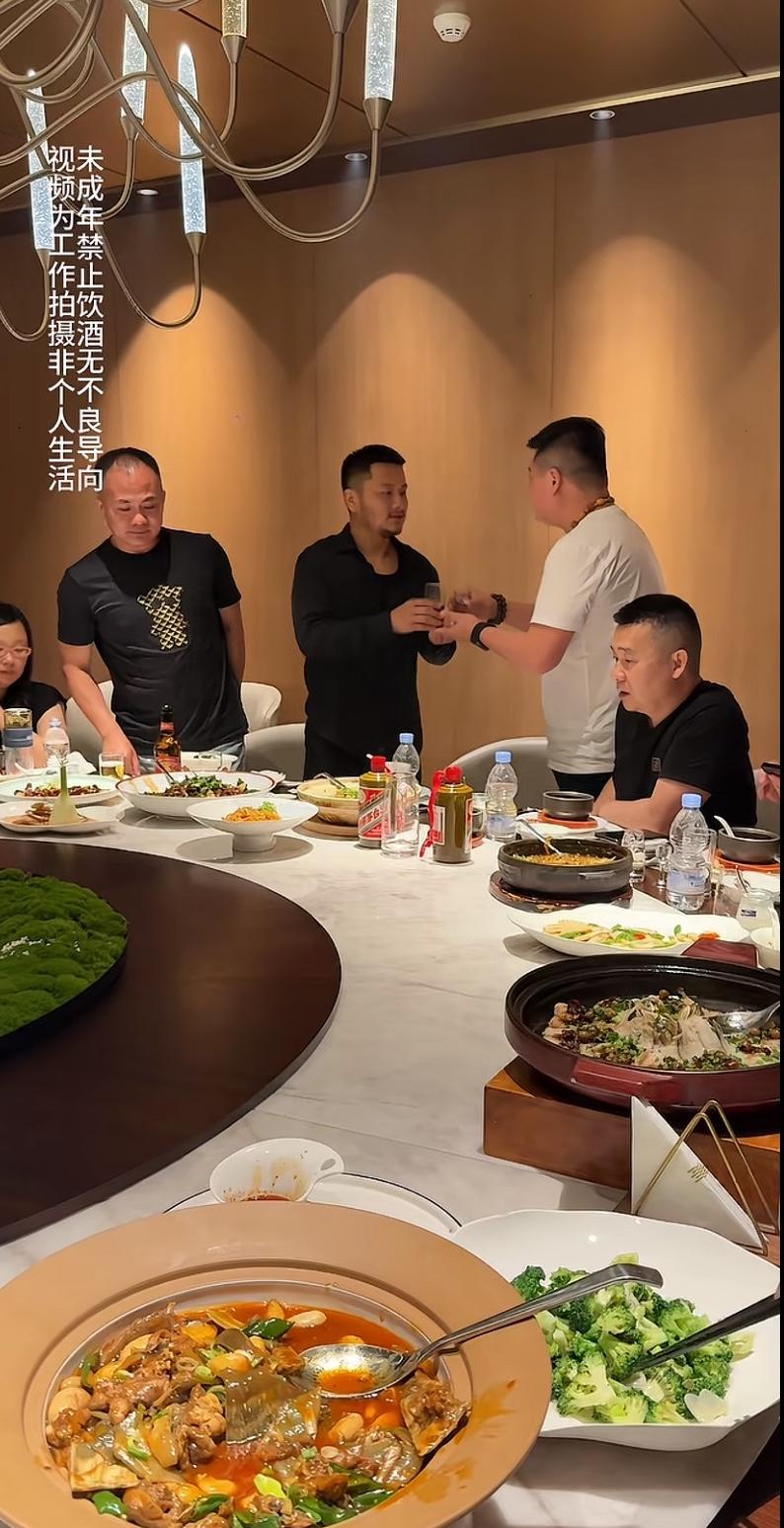 江苏沛县“洋河酒王”拓瑞集团董事长，徐正海徐总，喝着指导价2359元的精品茅台酒