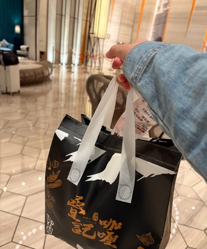 刚进到酒店房间，就惊喜地收到了小蔡特意点的叠记咖喱！这可是我心心念念了好久的美味