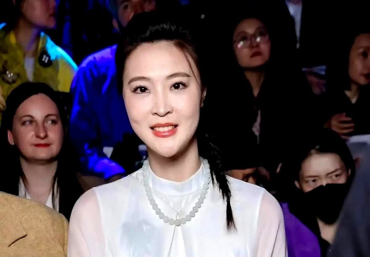 惠若琪根本就不是在解说。她是在替场上的姑娘们着急。是恨不得自己撸起袖子冲