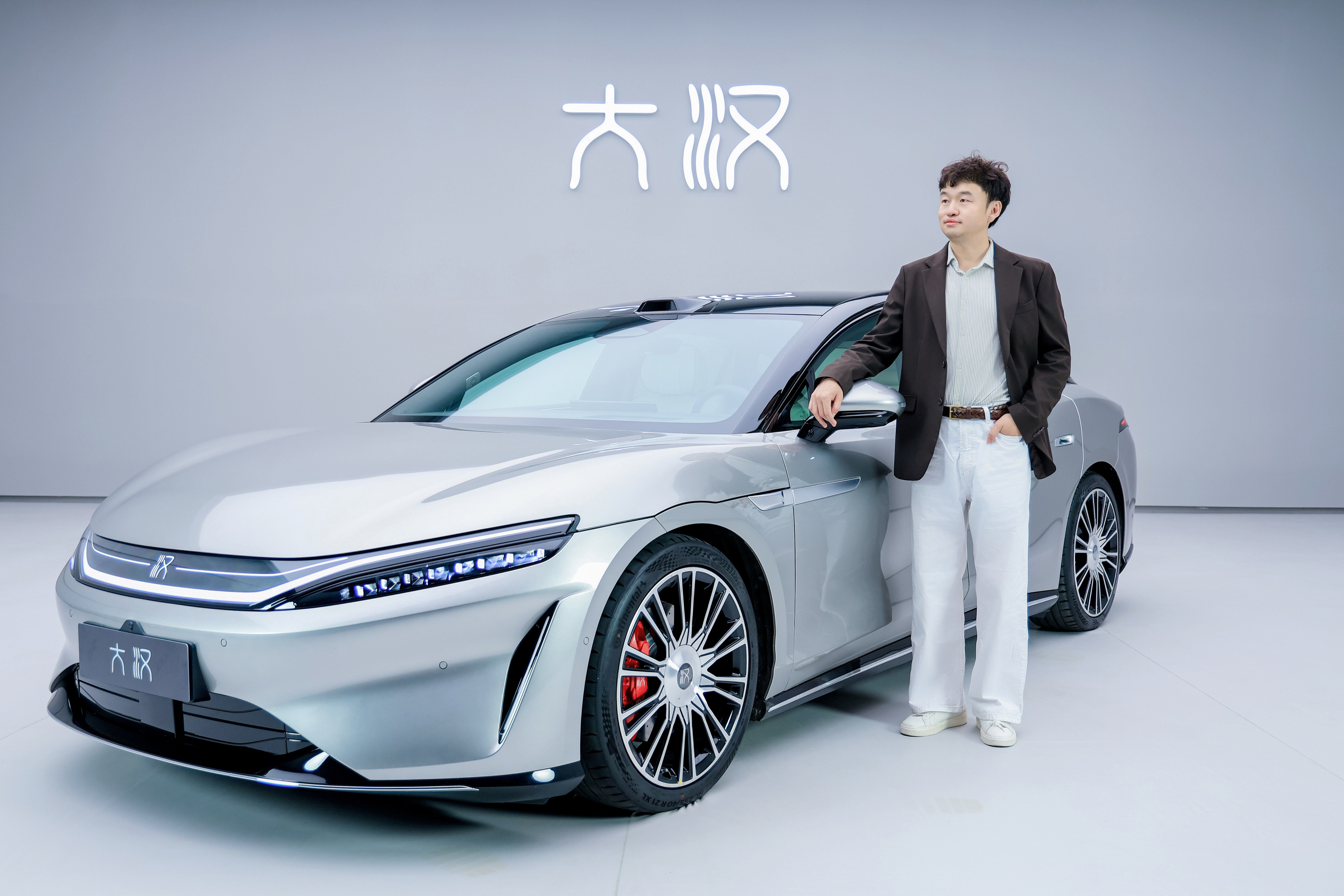 比亚迪大汉，这条视频拍得很临时。那天本来在北京拍宝马，拍完就要赶高铁。听说大汉就在附近，我把高铁改签