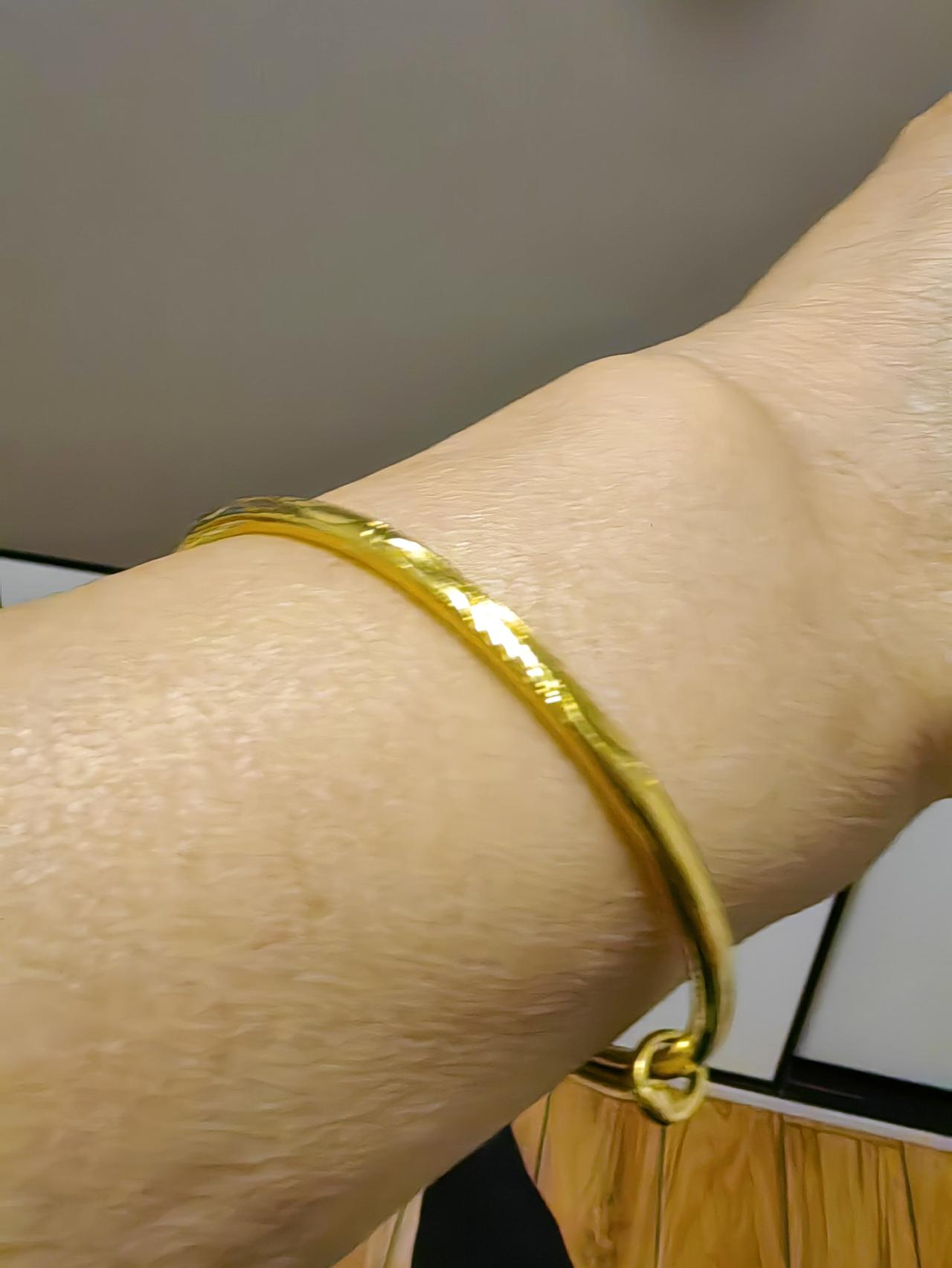 最近黄金交易火了，可辽宁沈阳张女士卖金手镯的遭遇，给大家敲响了警钟。商家说回收价