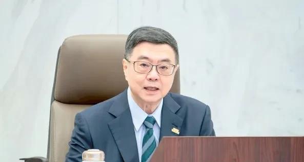 台湾省民进党当局行政机构负责人卓荣泰今天又哭穷了，卓荣泰哭穷说，行政机构都已经穷