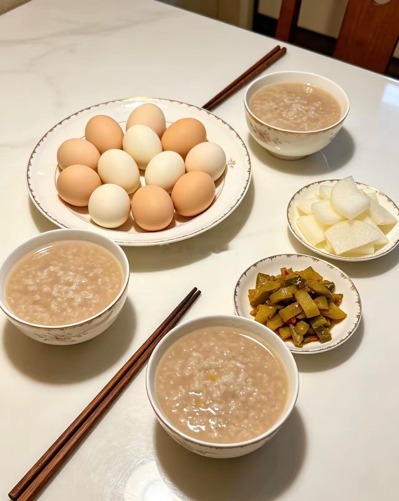 我妈有个雷打不动的习惯，从我记事起就一直如此，从没变过。那就是每天早上煮一盘子鸡