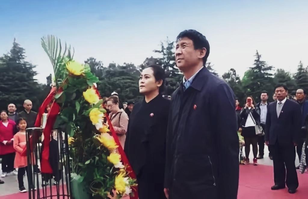 那天，李讷的儿子王效芝与儿媳再次来到韶山，拜竭外祖父毛主席…