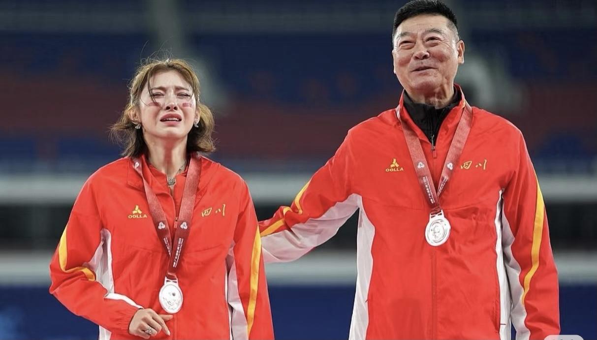 终于明白为什么吴艳妮领奖的时候哭那么难过了，估计大家都清楚，不是因为这次