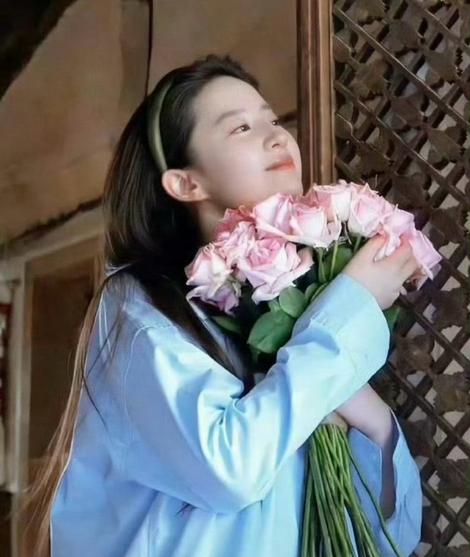 当你用刘亦菲这张照片当头像时，实际上你的朋友圈是图2这样