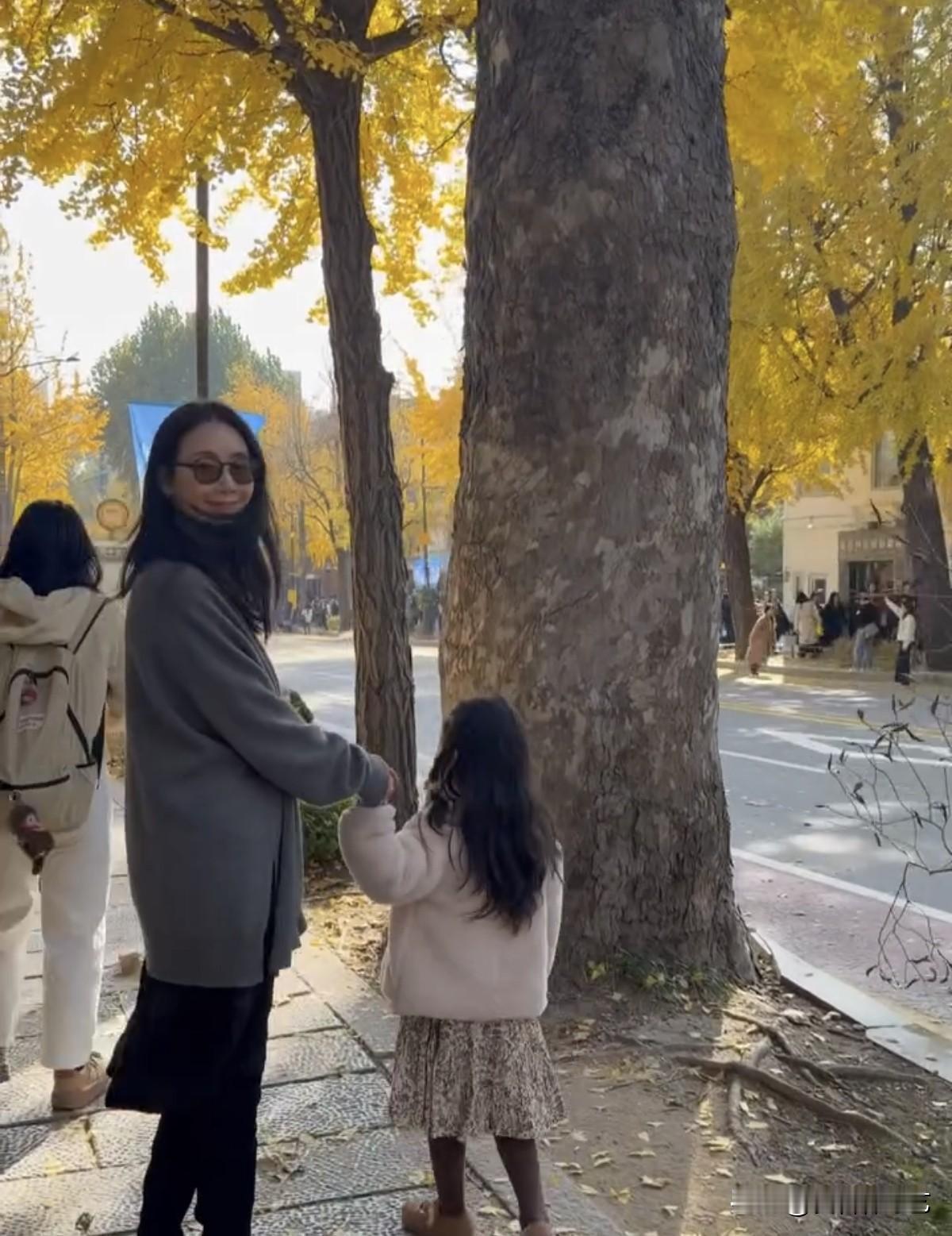 近日，演员崔智友在自己的Instagram上上传了多张照片。照片中，崔智友牵着女