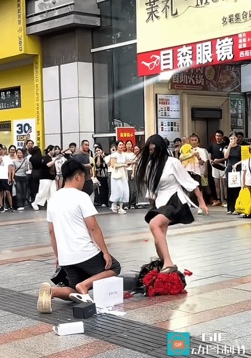 爱到卑微，你就输了街头人山人海，男生手捧鲜花当众下跪求婚，满心诚意，换来的