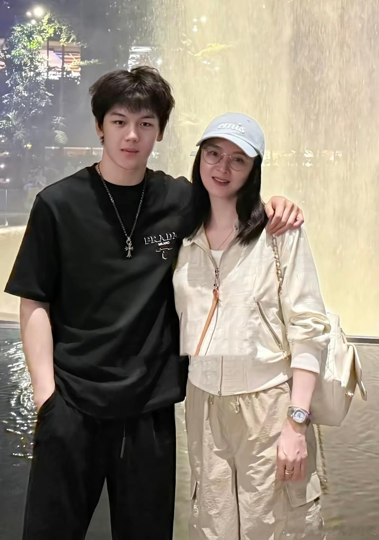 王艳儿子颜值我只感叹一句：王艳的基因还是太强大了！！