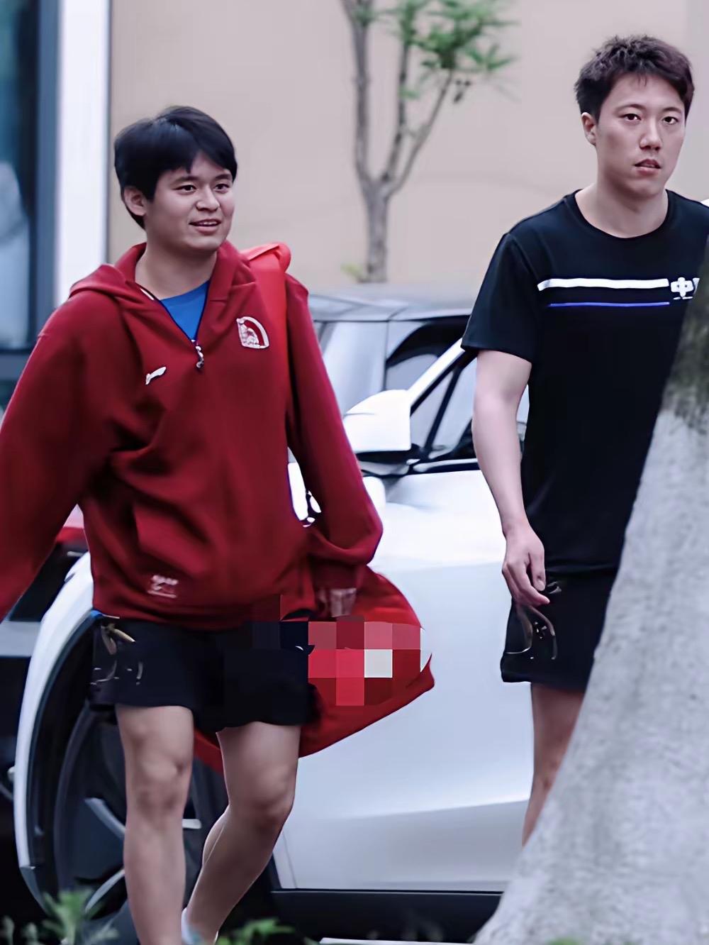 4月22日，林诗栋同陪练全开源一道下训，两人一边走一边聊天，小石头的精神状态还是