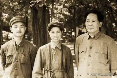 著名摄影师与毛泽东合影1.1949年4月，毛泽东和徐肖冰、侯波在香山合影。2