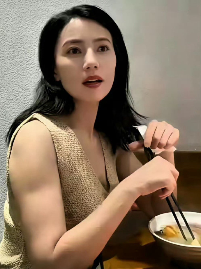 高圆圆的力量感，来自于手臂