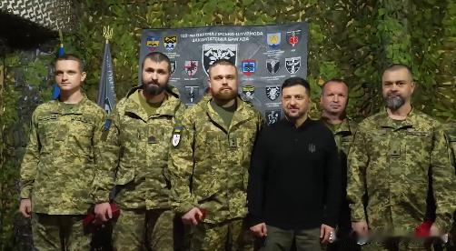 泽连斯基到访扎波罗热前线，与第128山地突击旅将士会面，讨论了如何阻击俄军在该方