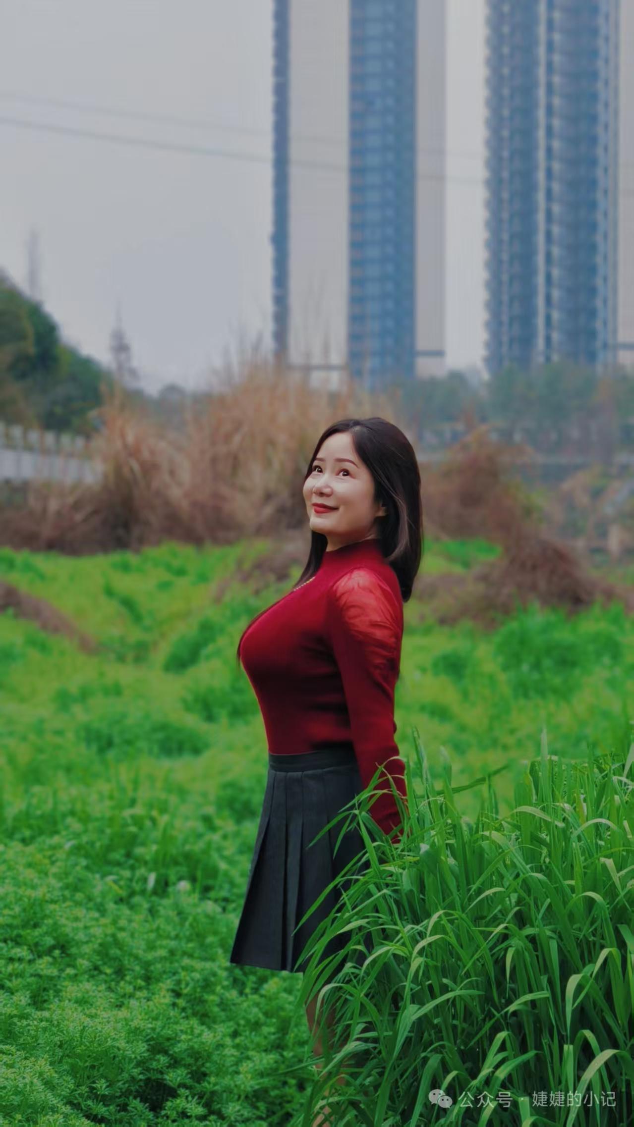 观百褶裙感怀窄褶贴身柔意藏，清欢不惹世尘忙。春风乍见惊心动，一缕清香入鼻