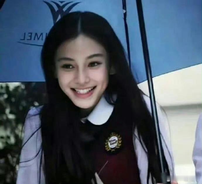 原来baby当年撑伞神图背后的撑伞人不是黄晓明，而是郑恺啊​​